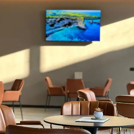 מלון The Roots Boutique 4*