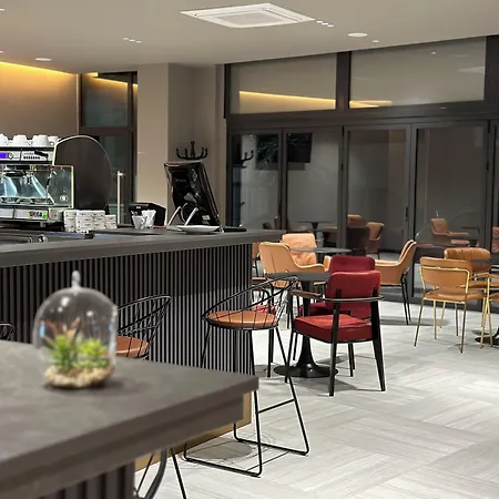 The Roots Boutique 4*
