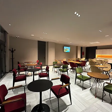 מלון The Roots Boutique 4*