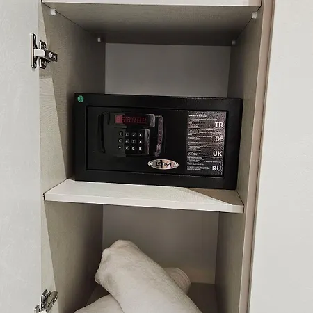 The Roots Boutique 4*