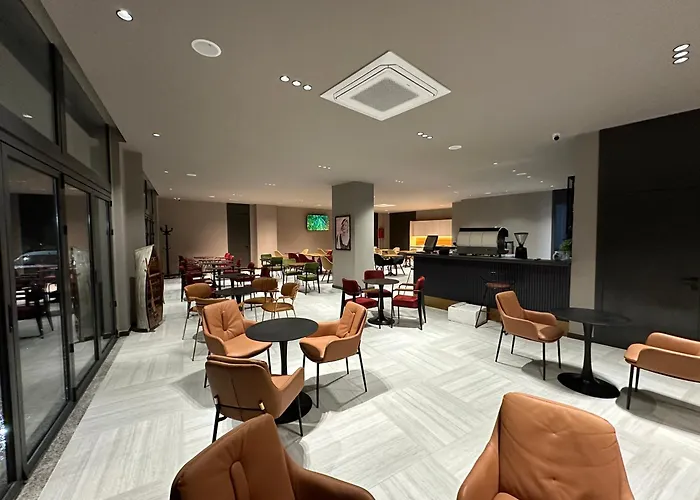 Отель The Roots Boutique 4*