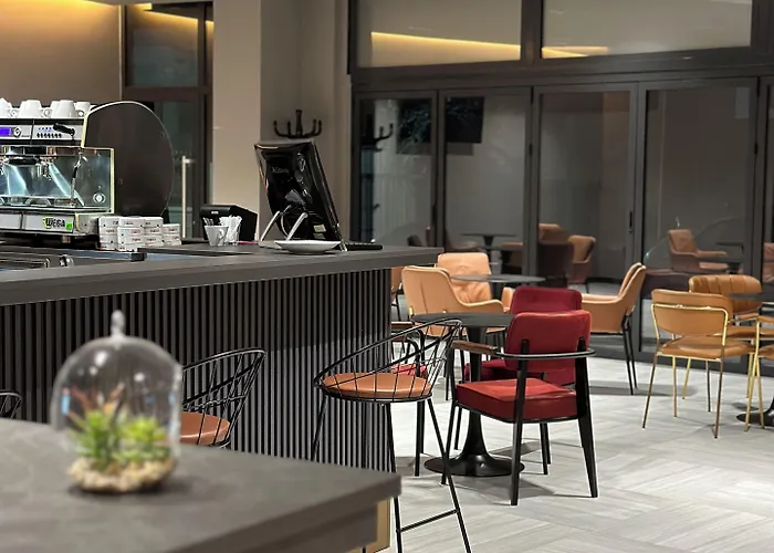 The Roots Boutique 4*